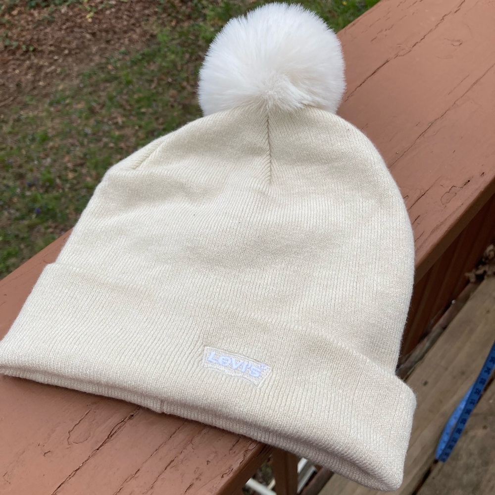 Levi’s creamy white hat
